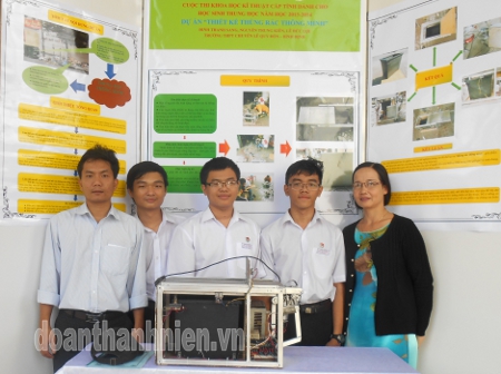 Sang (chính giữa) cùng thầy cô và các bạn trong cuộc thi sáng tạo Khoa học kỹ thuật cấp tỉnh dành cho học sinh THPT